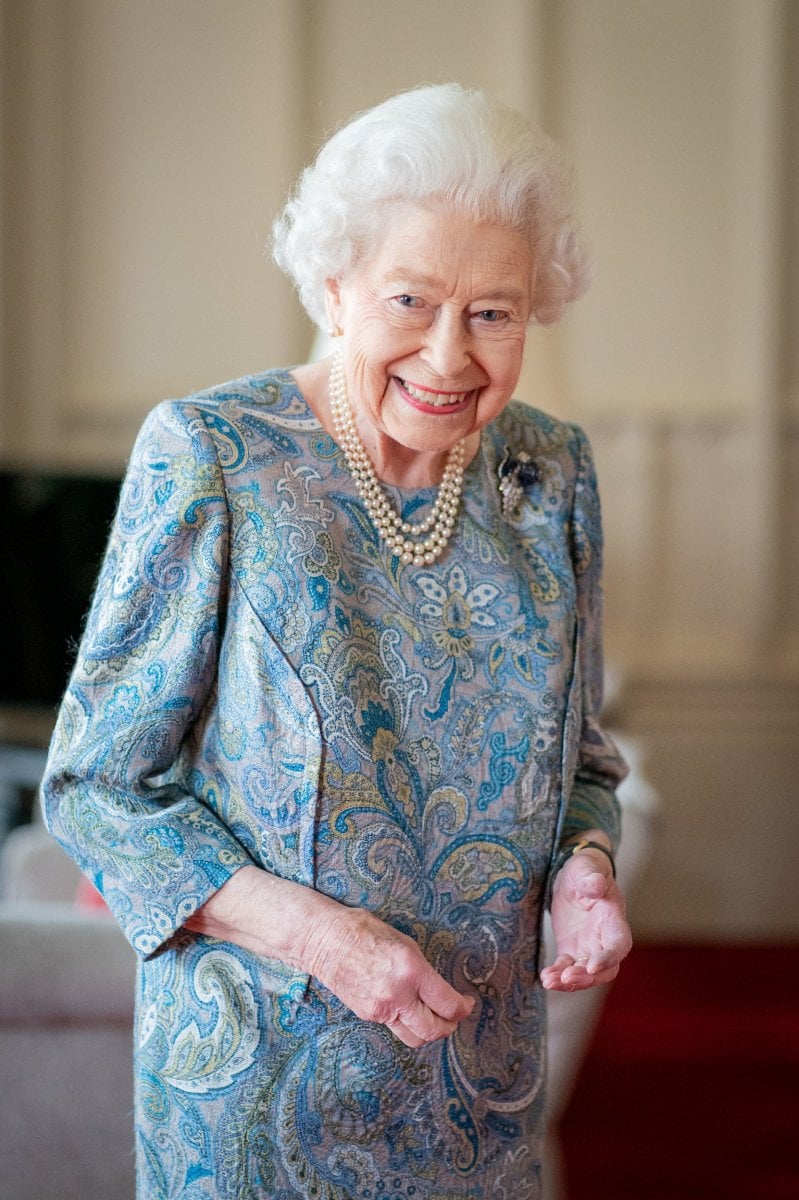 Queen Elizabeth put down the walking stick #2