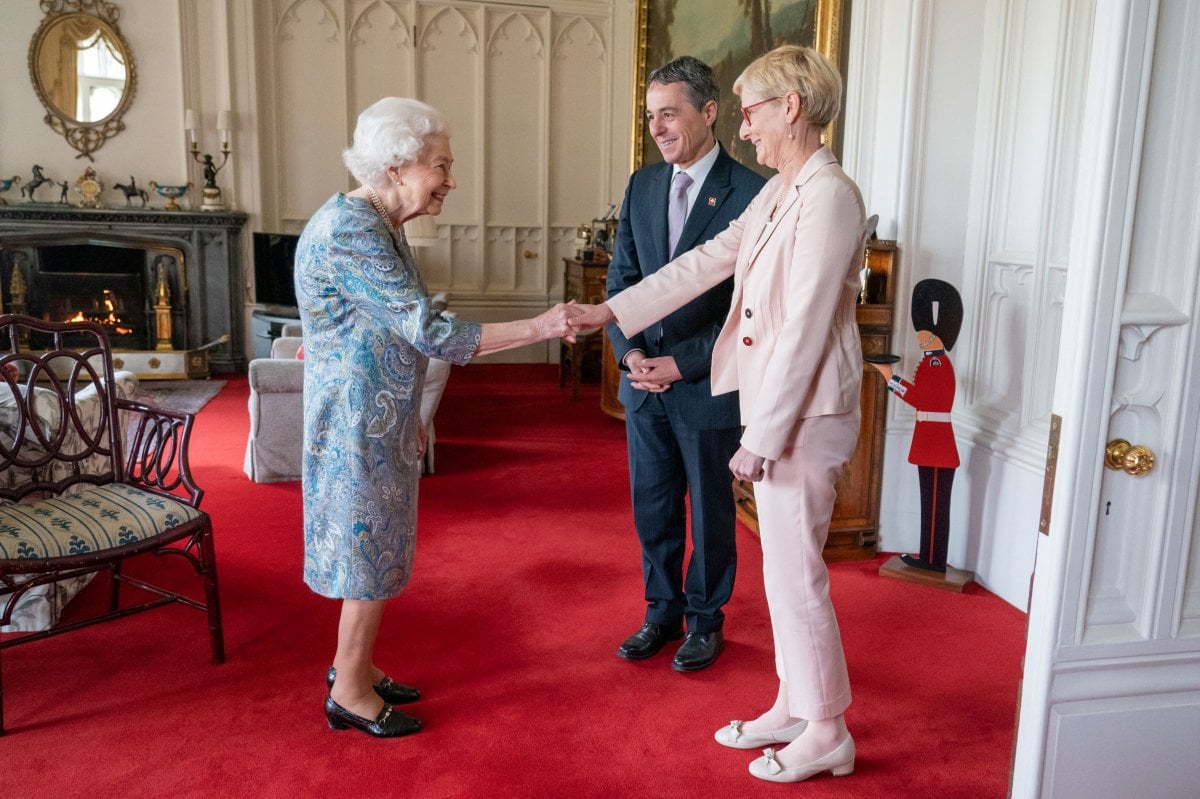 Queen Elizabeth put down the walking stick #1