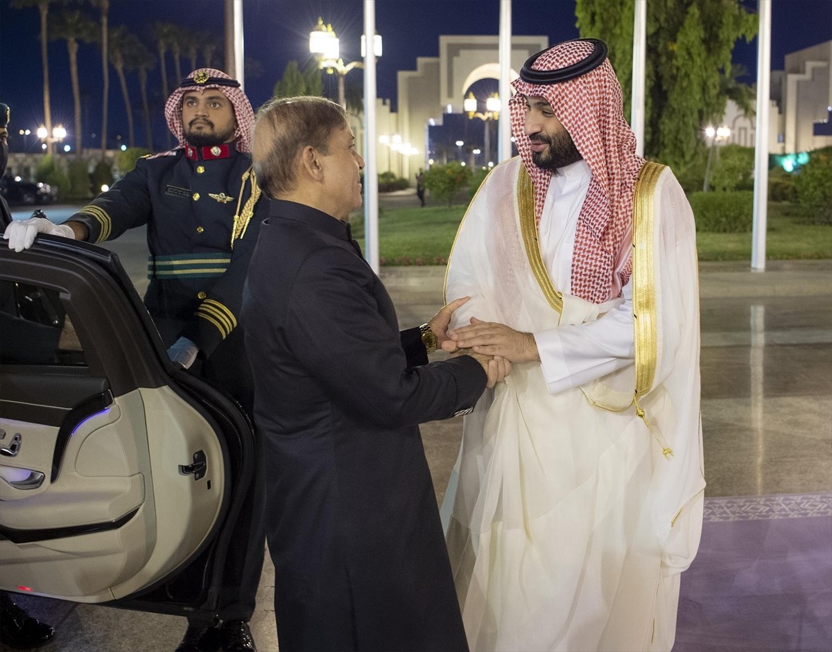 Şerif Şahbaz, ilk ziyaretini Suudi Arabistan'a yaptı