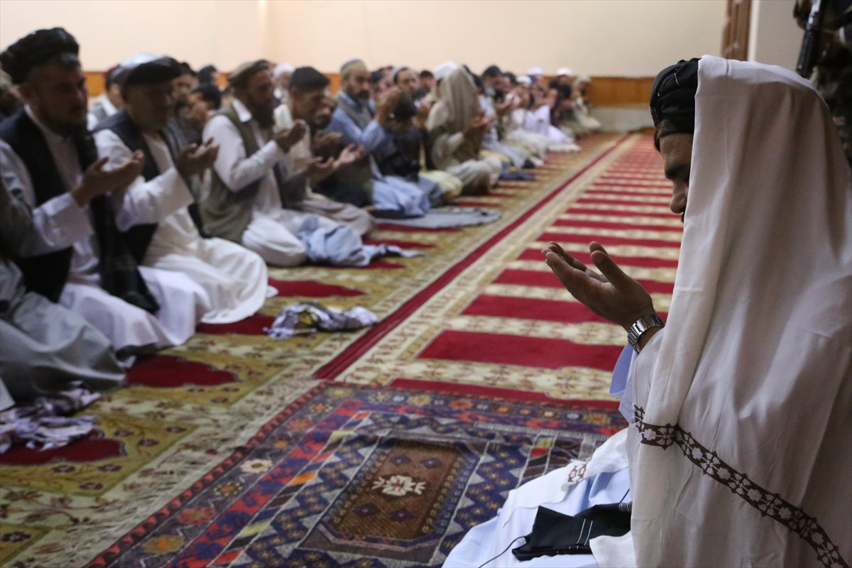 Afganistan'da, patlamalar bayram namazına katılımı azalttı