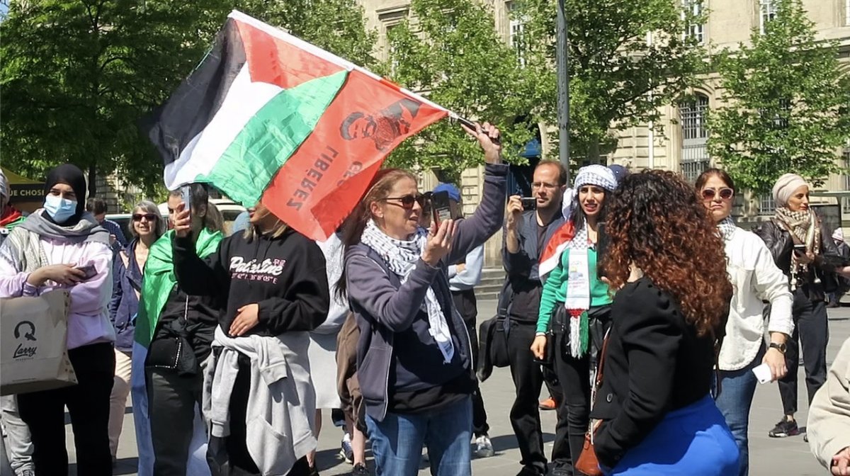 Fransa’da, İsrail güçleri tarafından gözaltına alınan Filistinliler için protesto