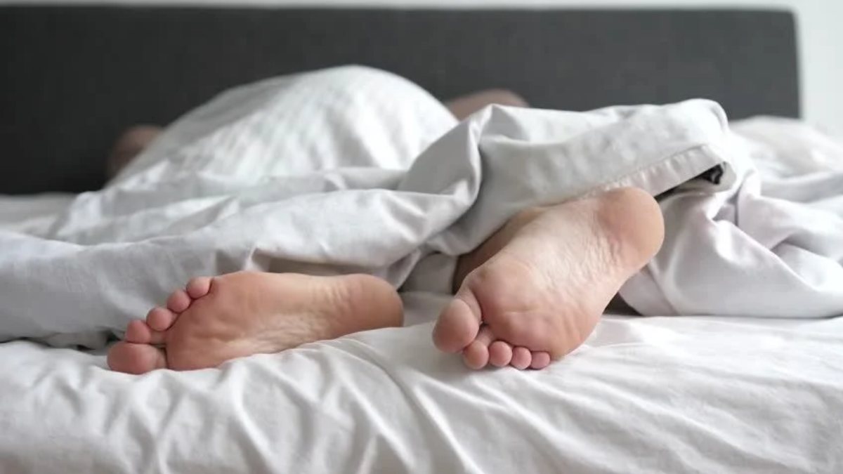 Видео ноги спящей. Feet Bed.