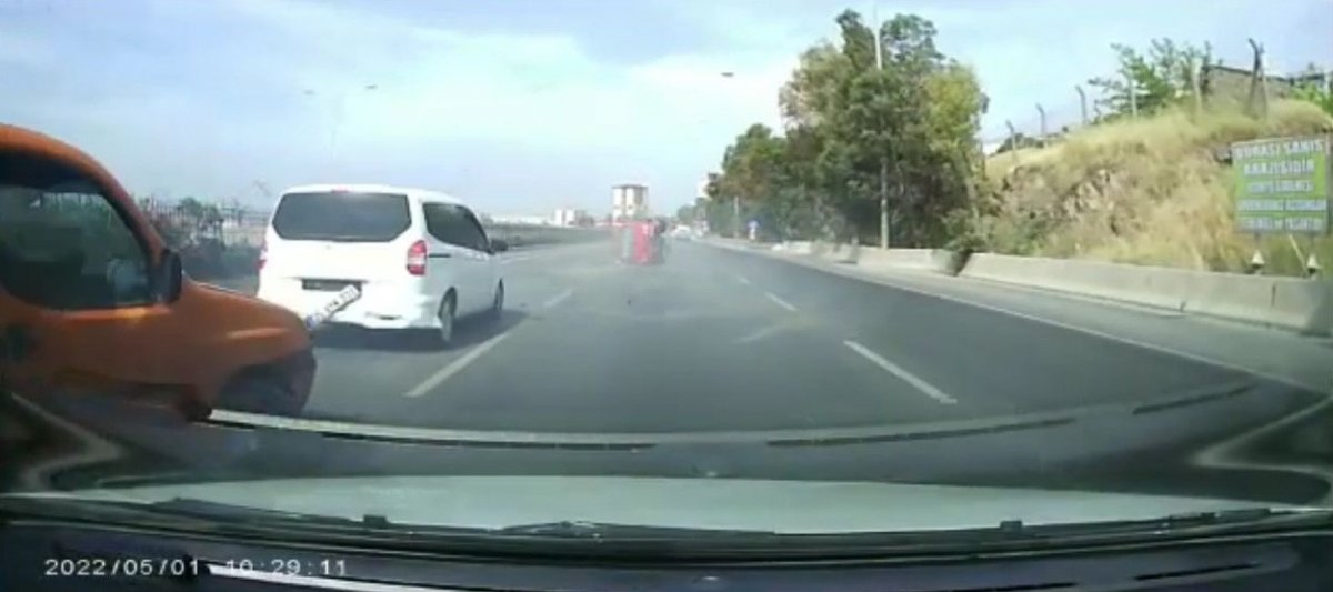 İzmir de aracın çarptığı otomobil takla attı #1