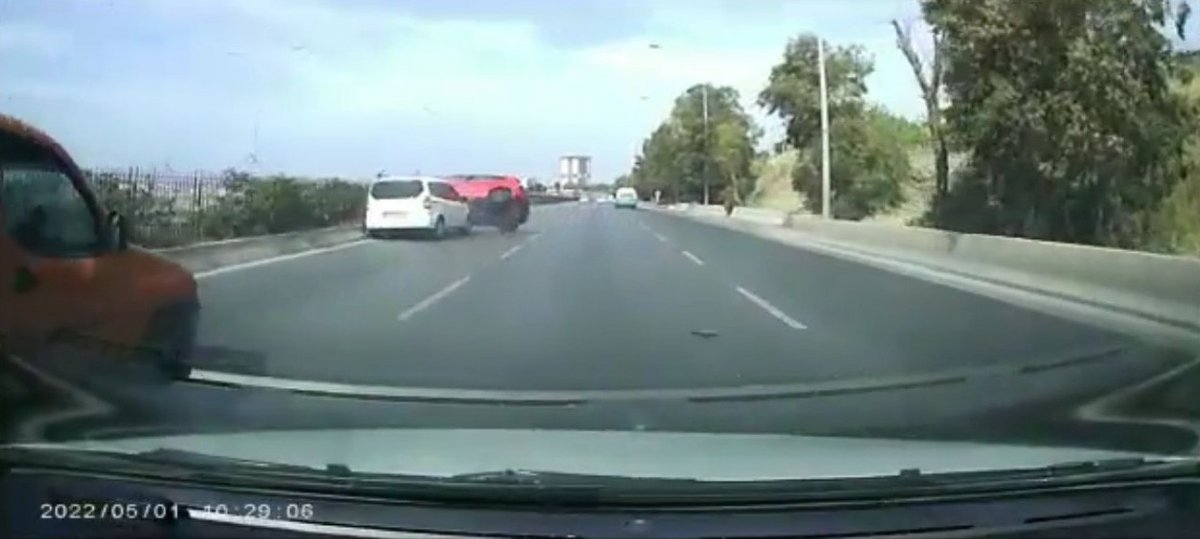 İzmir de aracın çarptığı otomobil takla attı #2
