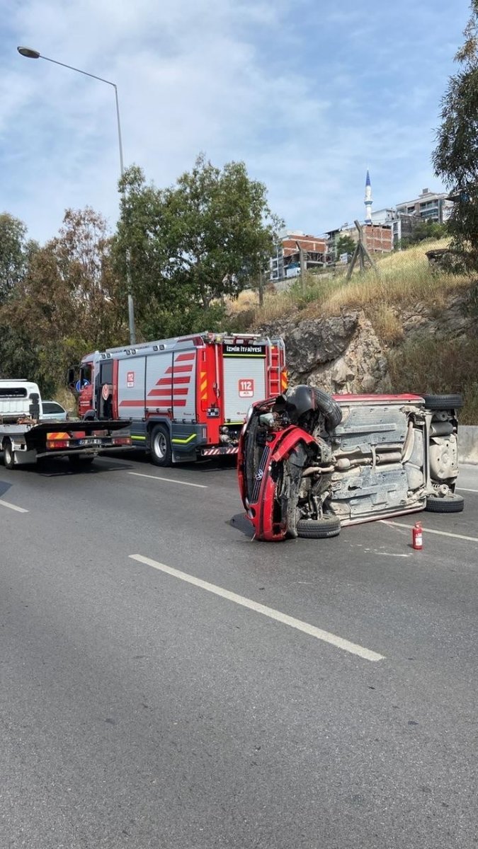İzmir de aracın çarptığı otomobil takla attı #3