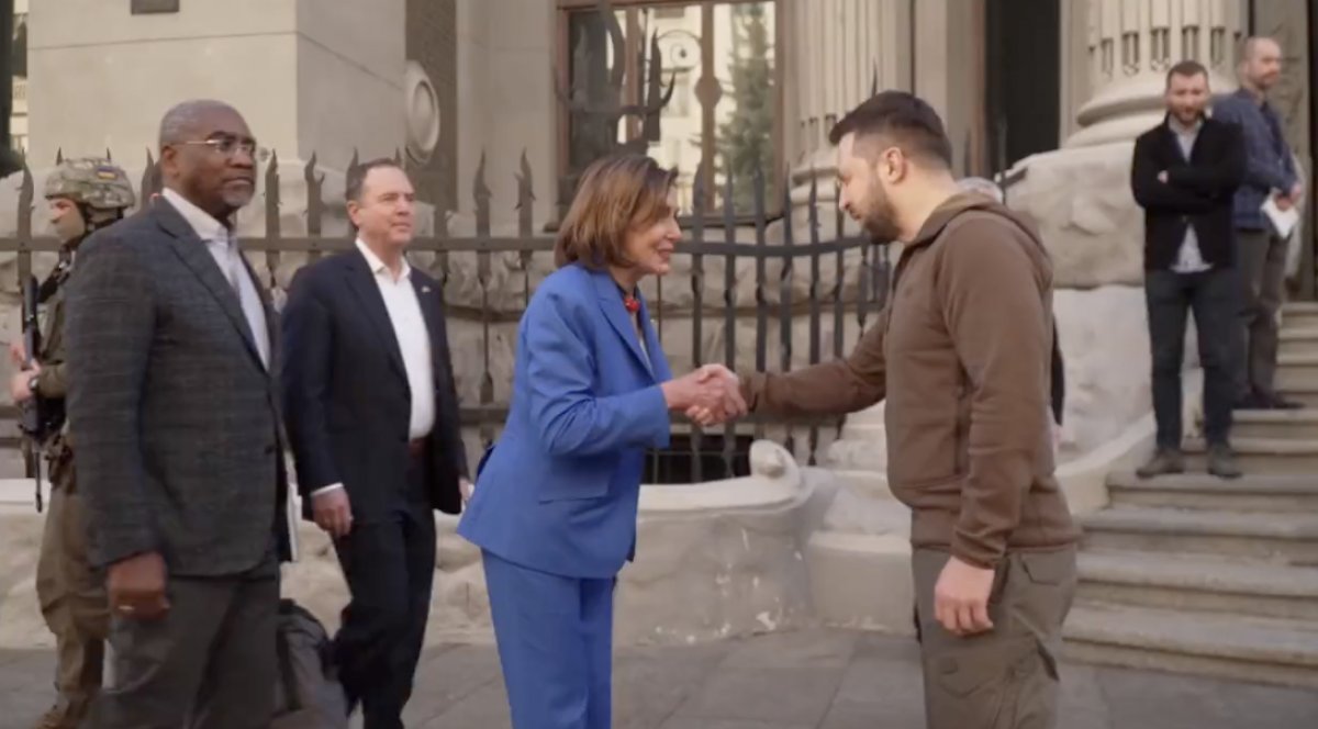 Nancy Pelosi Kiev'de Zelensky'i ziyaret etti