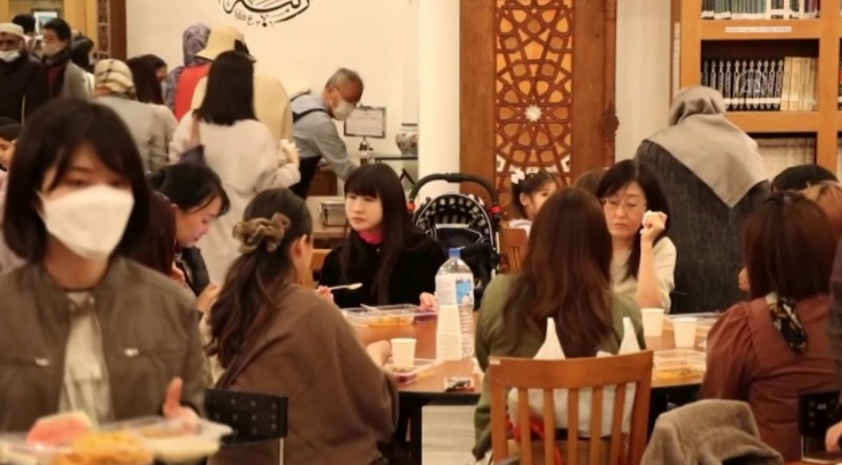 The Japanese took part in the iftars at the Tokyo Mosque #5