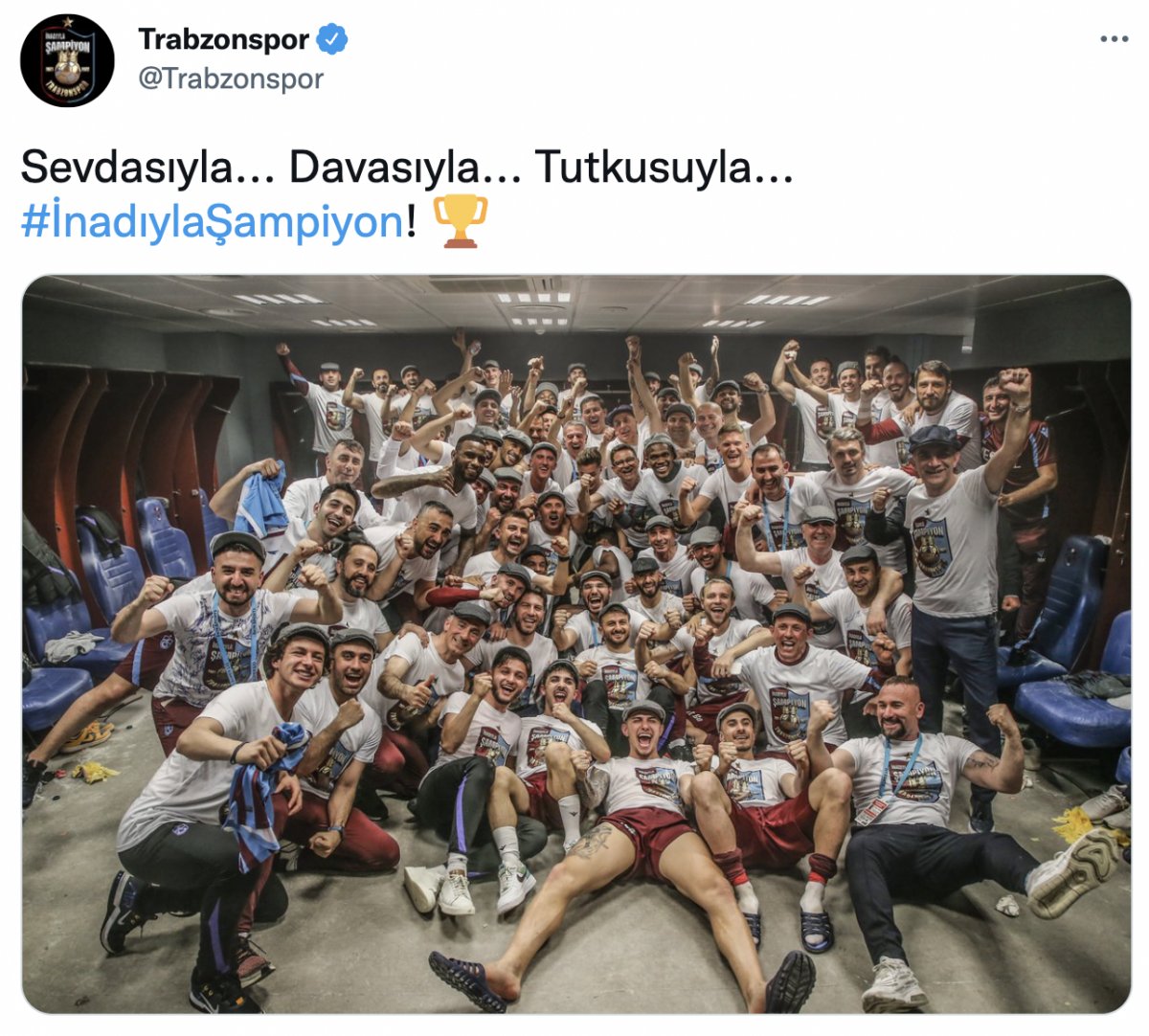 Trabzonspor dan soyunma odasında şampiyonluk pozu #1
