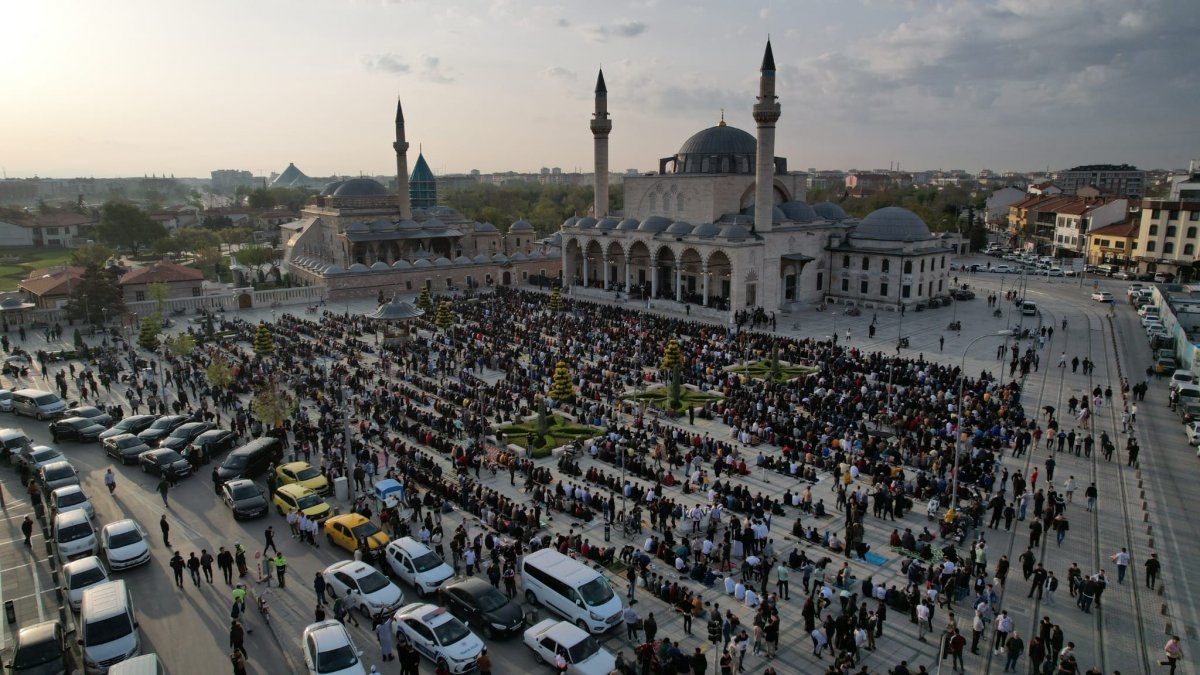Konya'da vatandaşlar bayram namazı için Mevlana Meydanı'nda buluştu