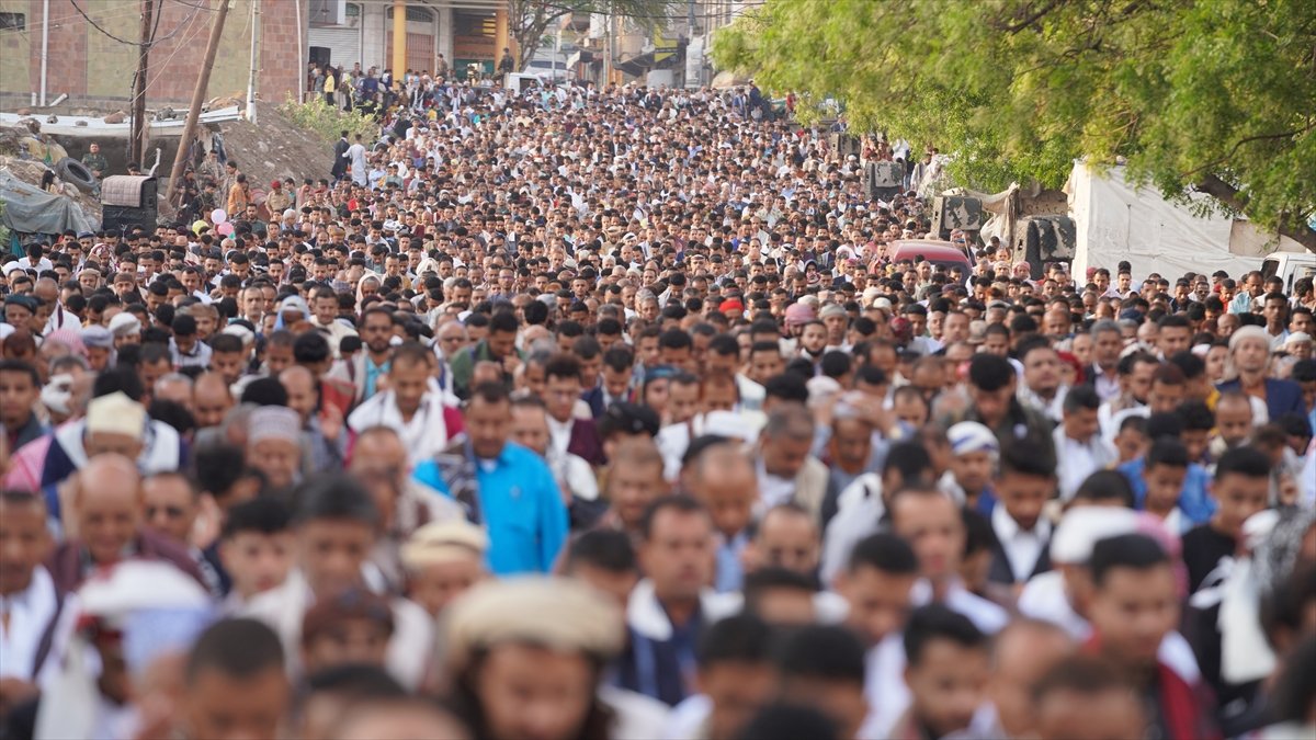 Dünyada iki yıl sonra mesafesiz Bayram namazı coşkusu