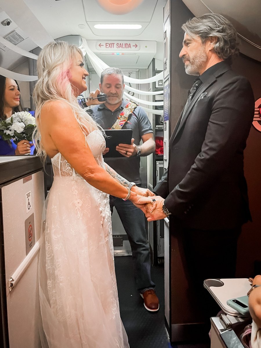 Amerikalı çift, uçakta evlendi #2