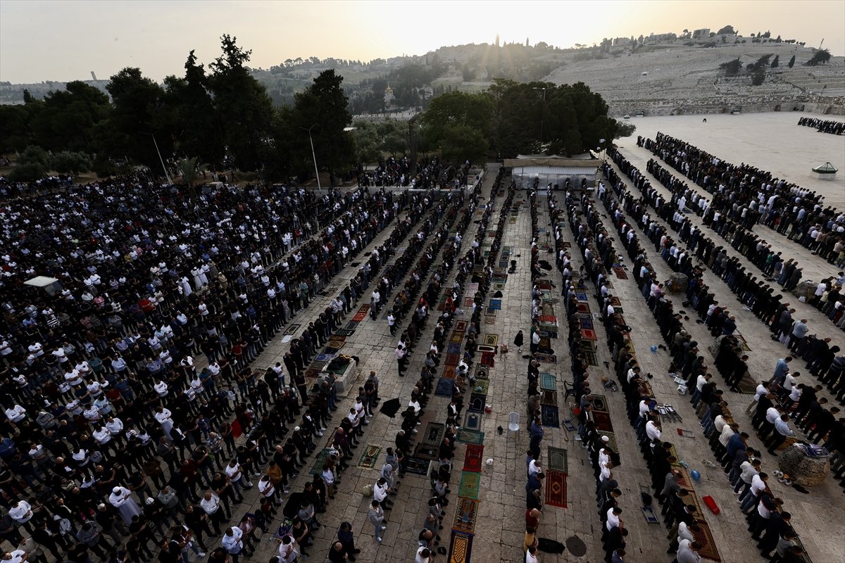 Mescid-i Aksa'da bayram namazı, 200 bin kişiyle kılındı