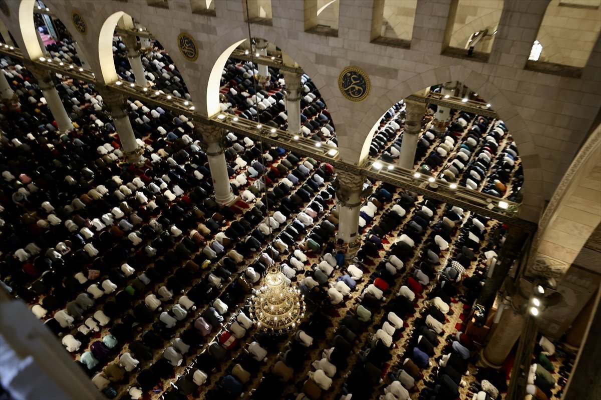 Mescid-i Aksa'da bayram namazı, 200 bin kişiyle kılındı