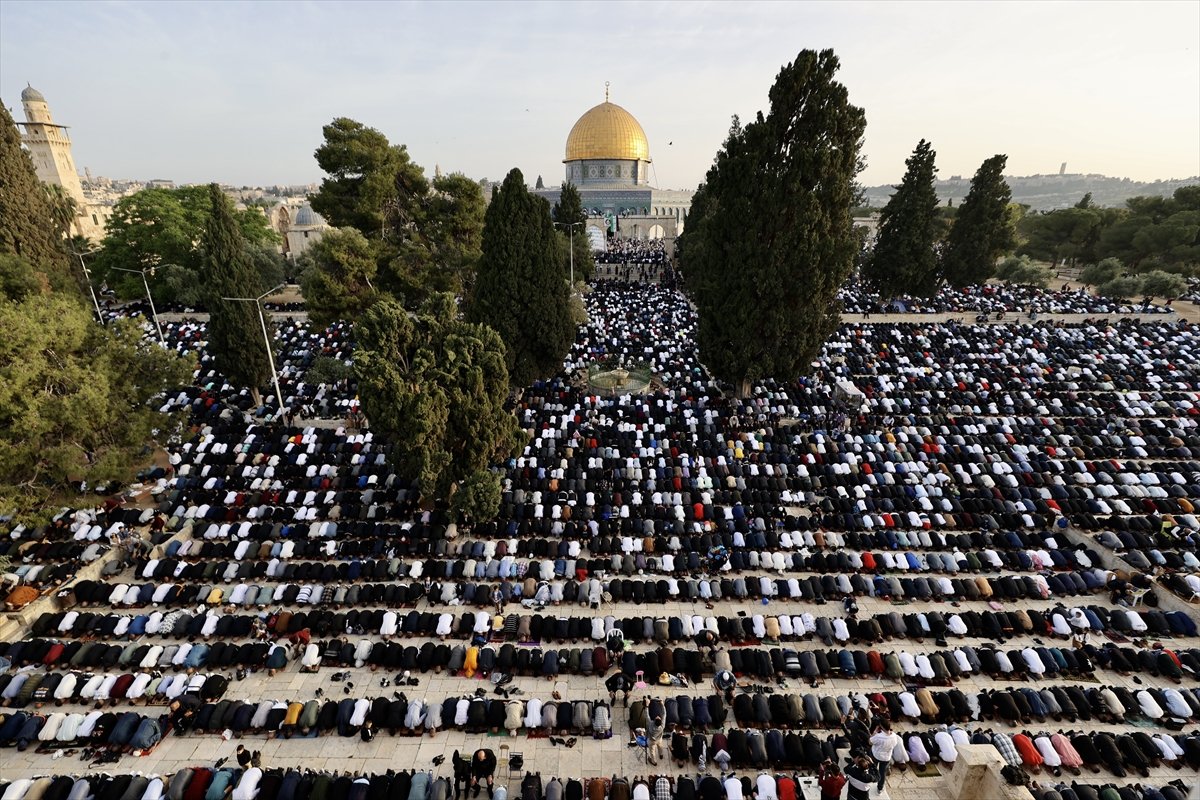 Mescid-i Aksa'da bayram namazı, 200 bin kişiyle kılındı