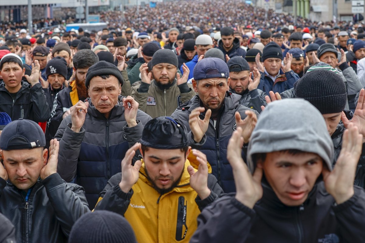Rusya da bayram namazında cemaat sokaklara taştı #4