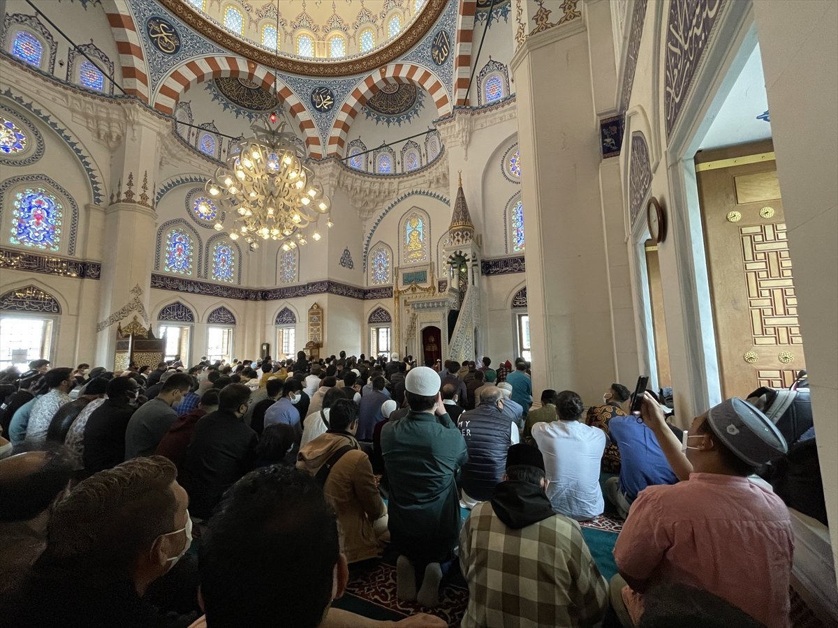 Eid prayer without distance after two years in the world #10