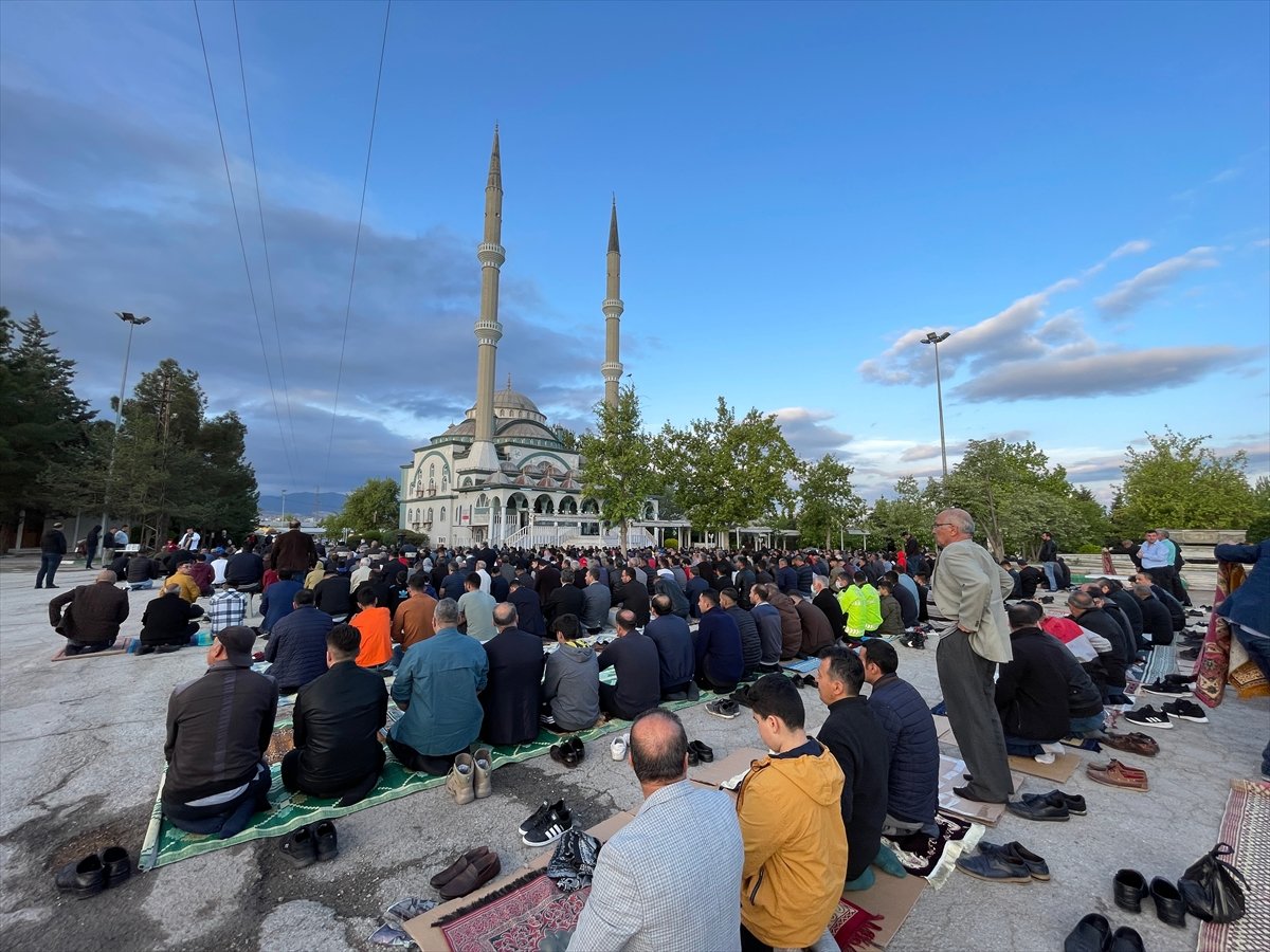 Dünyada iki yıl sonra mesafesiz Bayram namazı coşkusu