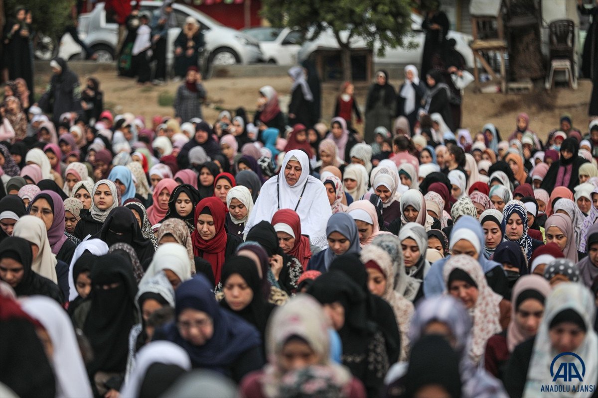 Dünyada iki yıl sonra mesafesiz Bayram namazı coşkusu