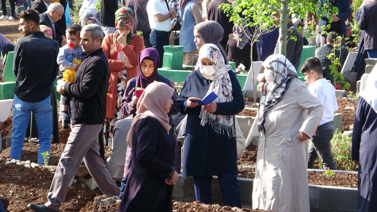 Diyarbakır'da vatandaşlar, bayram sabahı mezarlığa akın etti