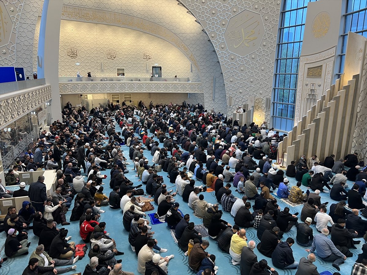 Eid prayer without distance after two years in the world #8