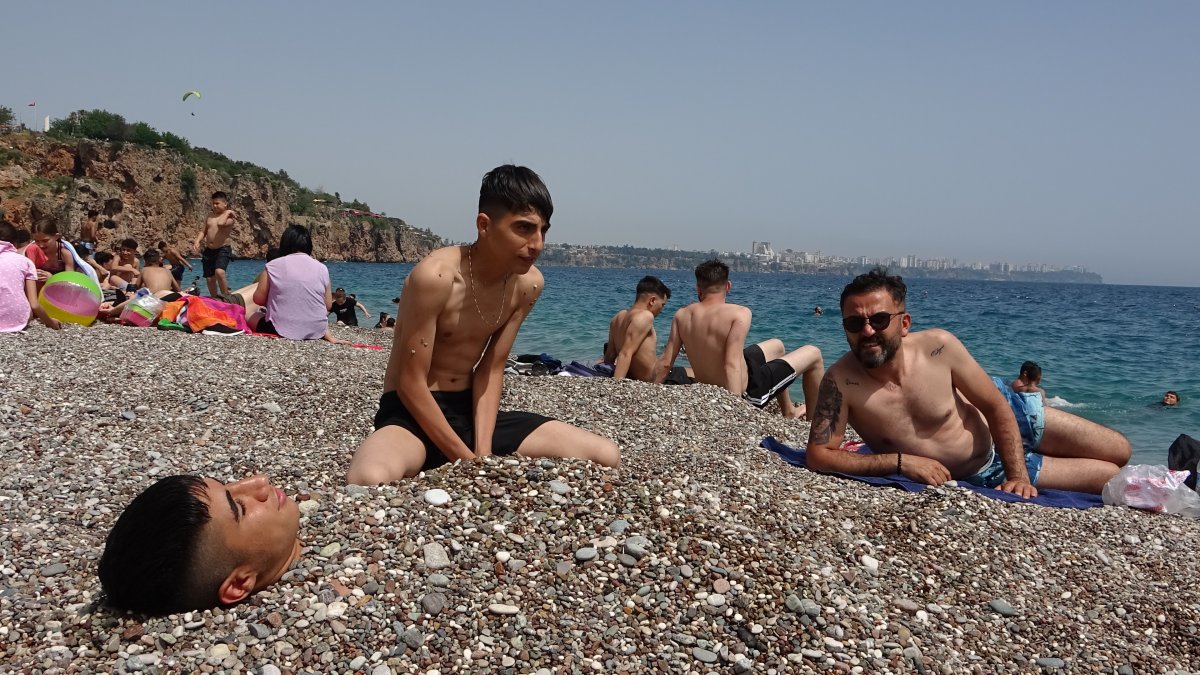 Antalya’da vatandaşlar Konyaaltı Sahili ni doldurdu #4