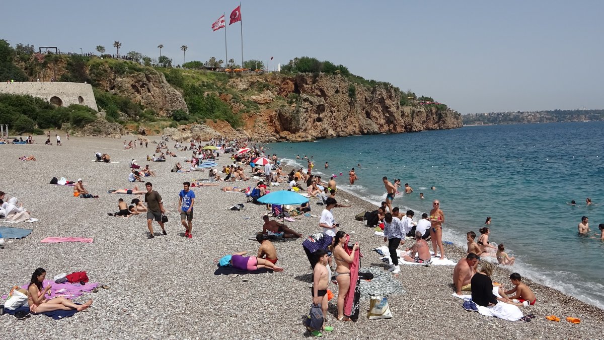 Antalya’da vatandaşlar Konyaaltı Sahili ni doldurdu #5