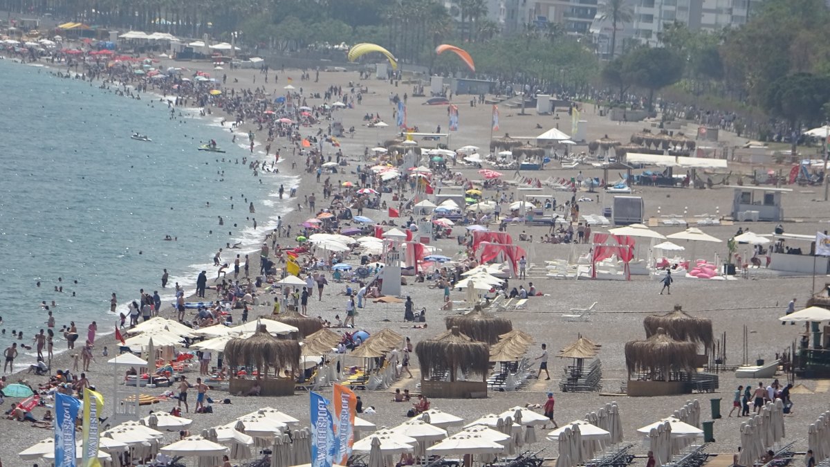 Antalya’da vatandaşlar Konyaaltı Sahili ni doldurdu #3