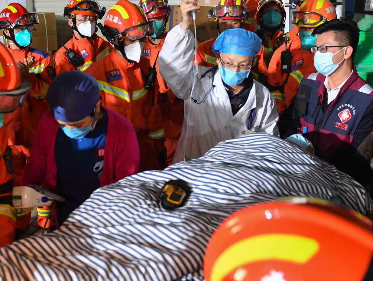 Çin'de bir kadın, bina enkazından 88 saat sonra sağ kurtarıldı