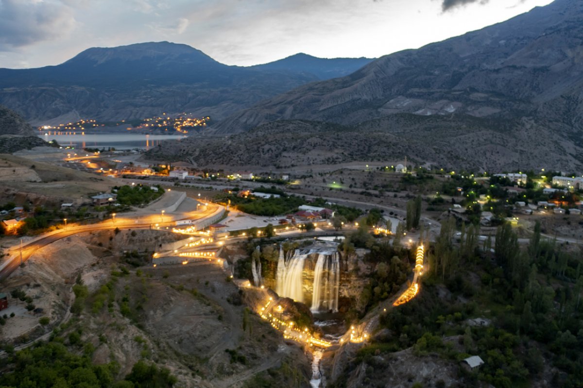 Tortum Şelalesi bayramda ilgi odağı oldu