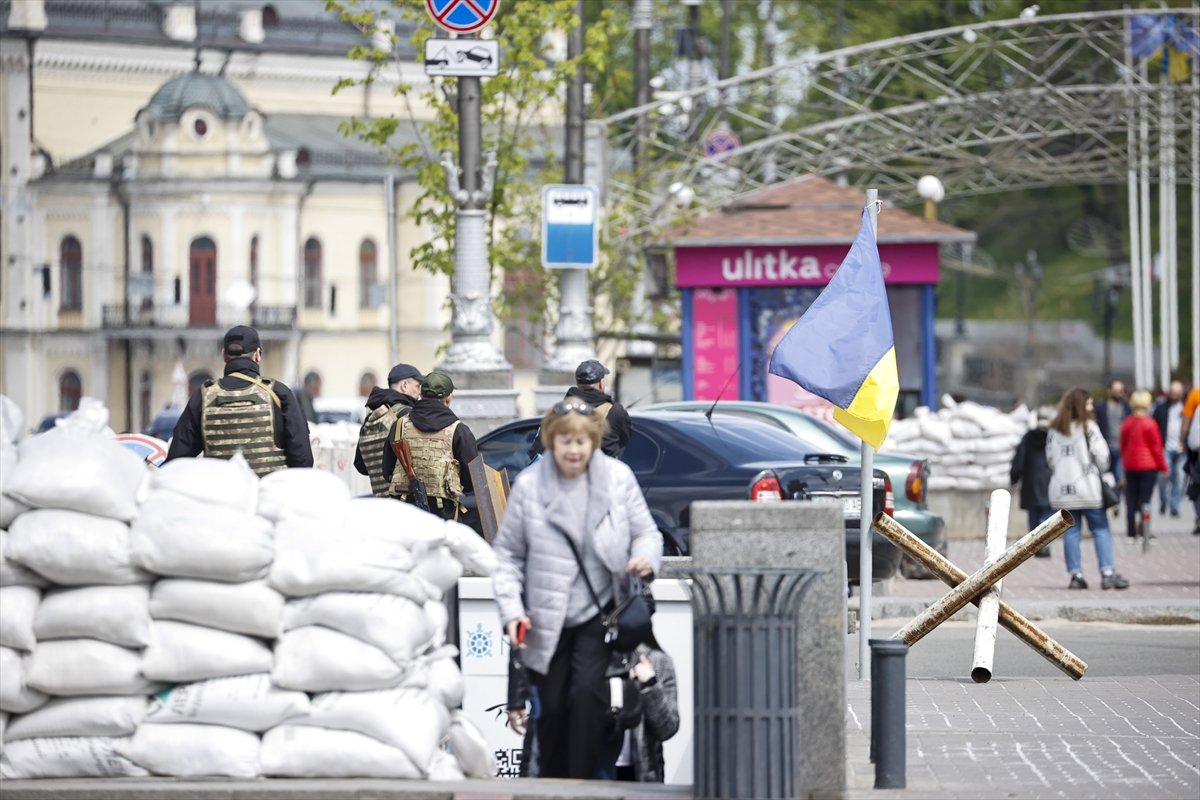 Ukraynalıların Rus enkazları ile zafer pozları