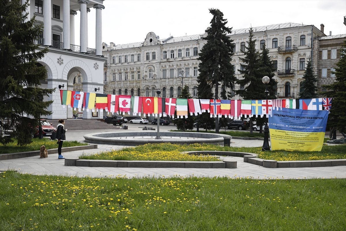 Ukraynalıların Rus enkazları ile zafer pozları