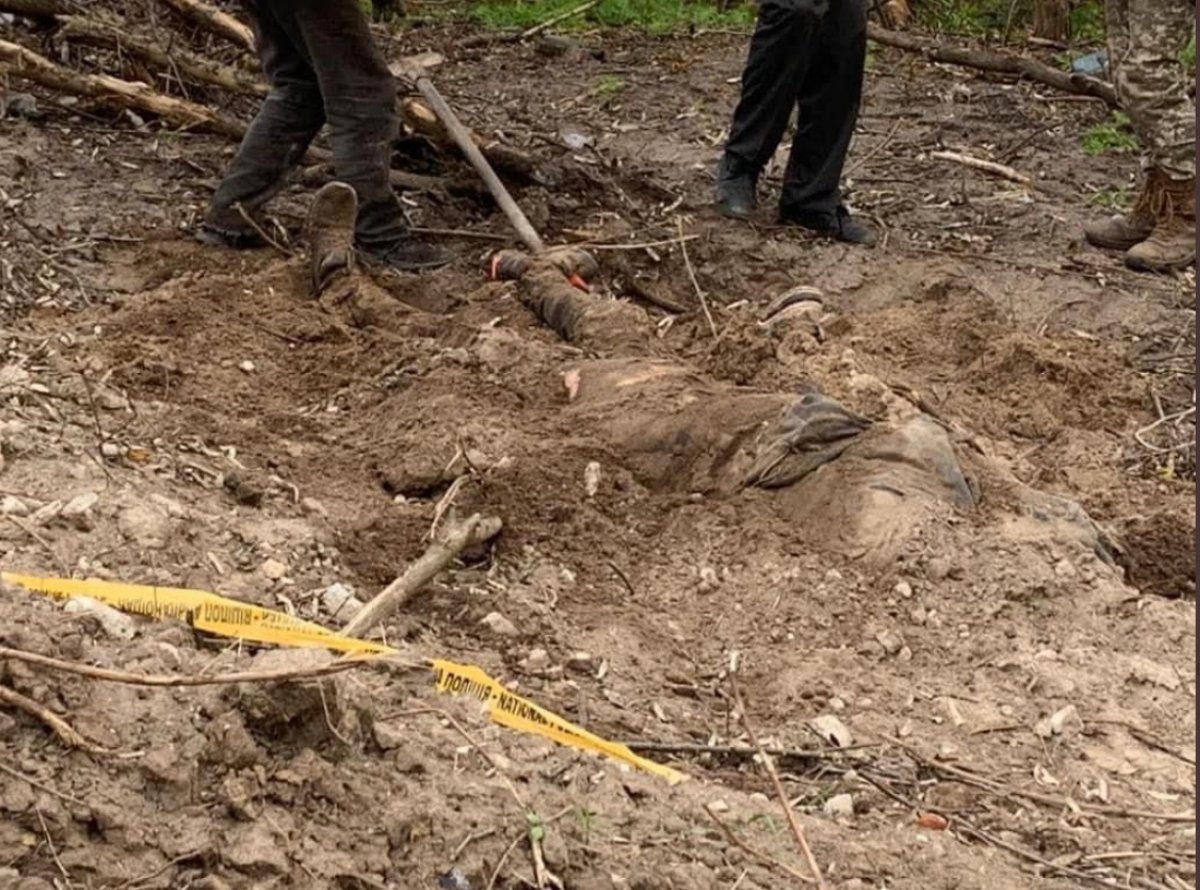 Elleri bağlanarak gömülen 2 Ukraynalının fotoğrafı paylaşıldı