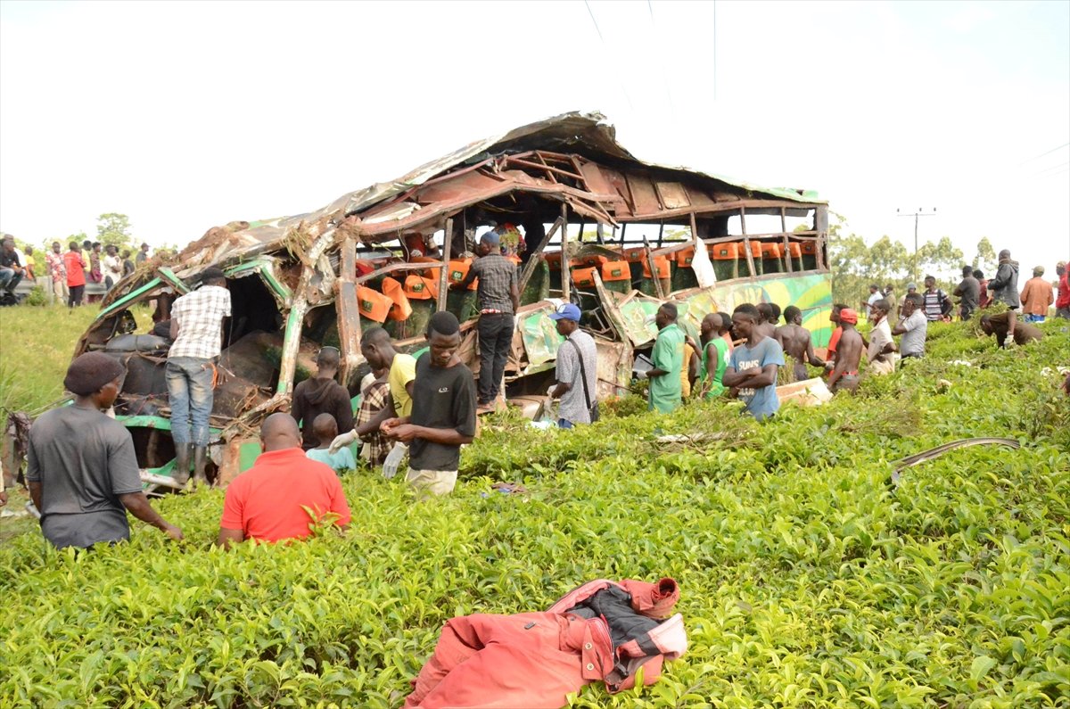 Uganda'da devrilen otobüste can pazarı: 20 ölü