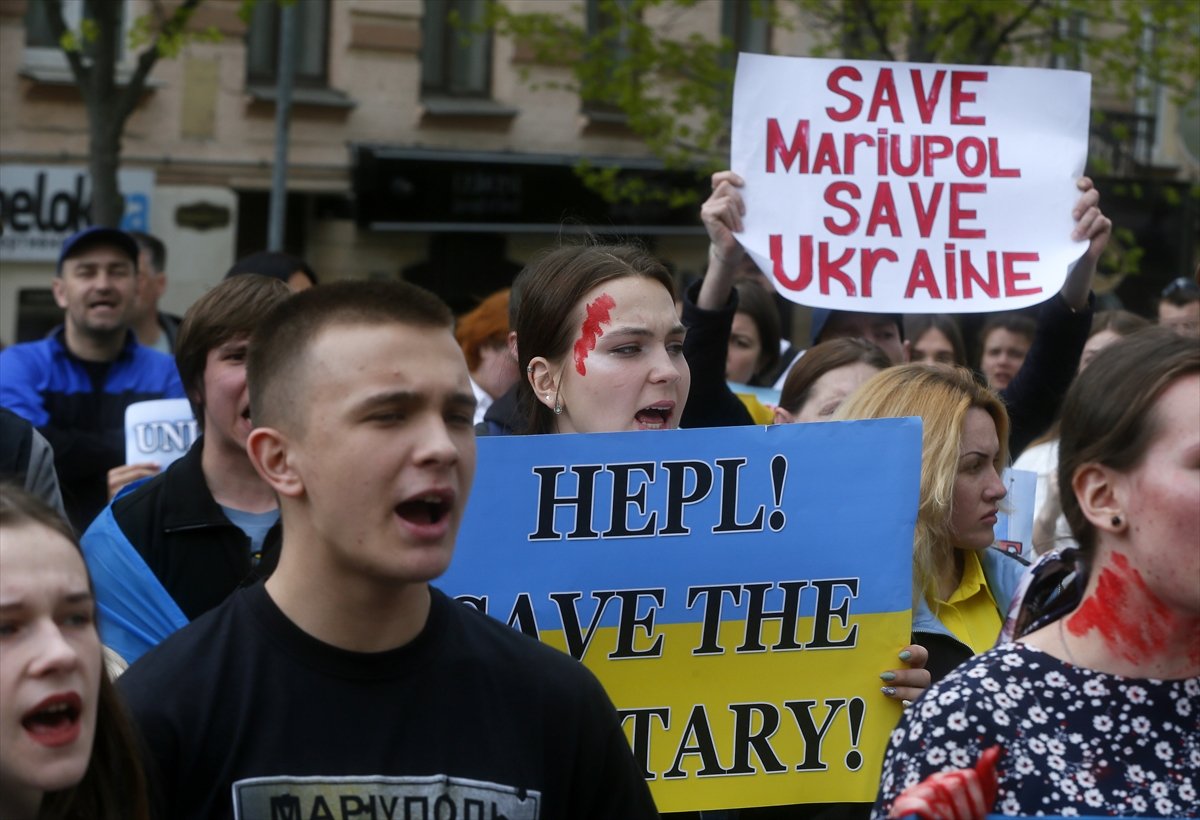 Ukraynalılar, Mariupol de mahsur kalan yakınları için protesto düzenledi #1