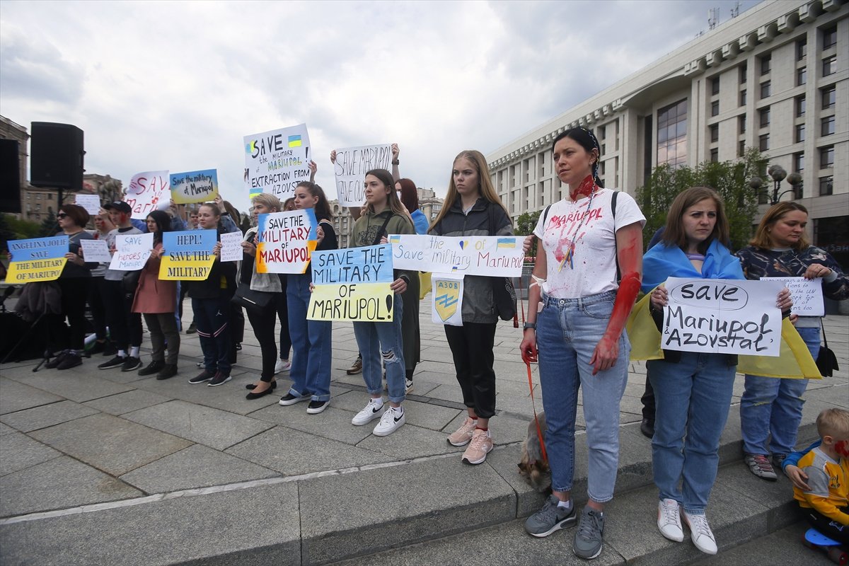 Ukraynalılar, Mariupol de mahsur kalan yakınları için protesto düzenledi #2