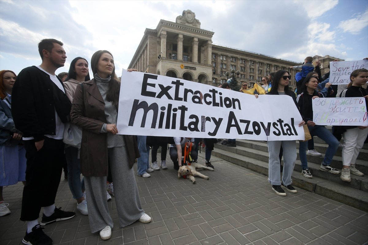 Ukraynalılar, Mariupol de mahsur kalan yakınları için protesto düzenledi #9