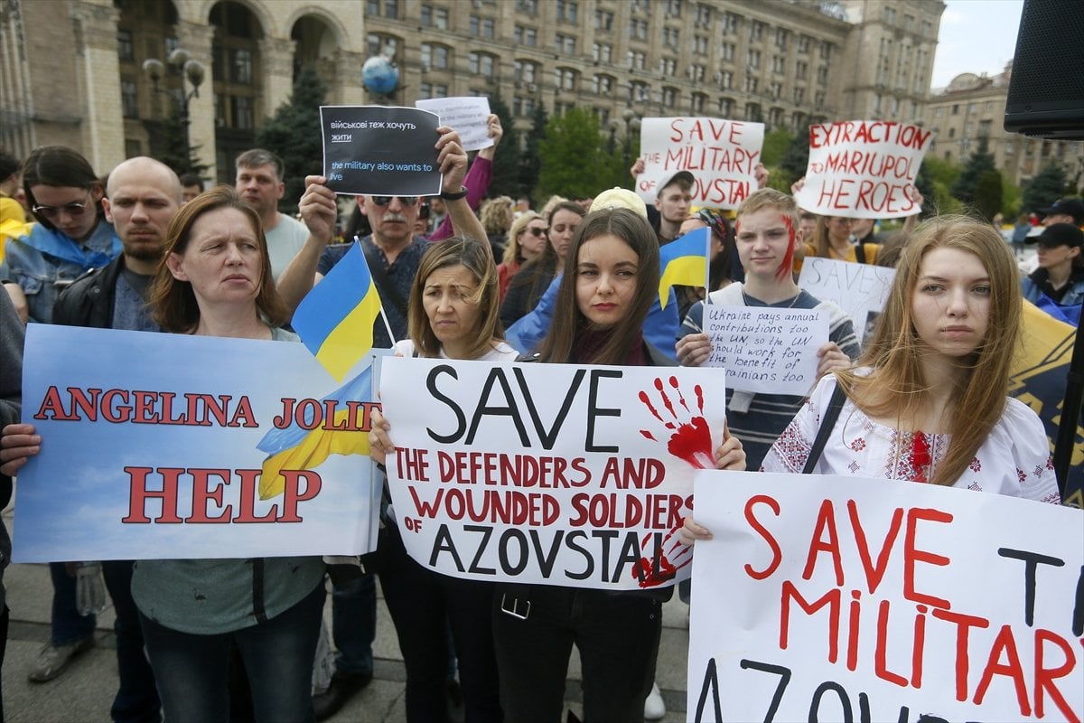 Ukraynalılar, Mariupol de mahsur kalan yakınları için protesto düzenledi #8