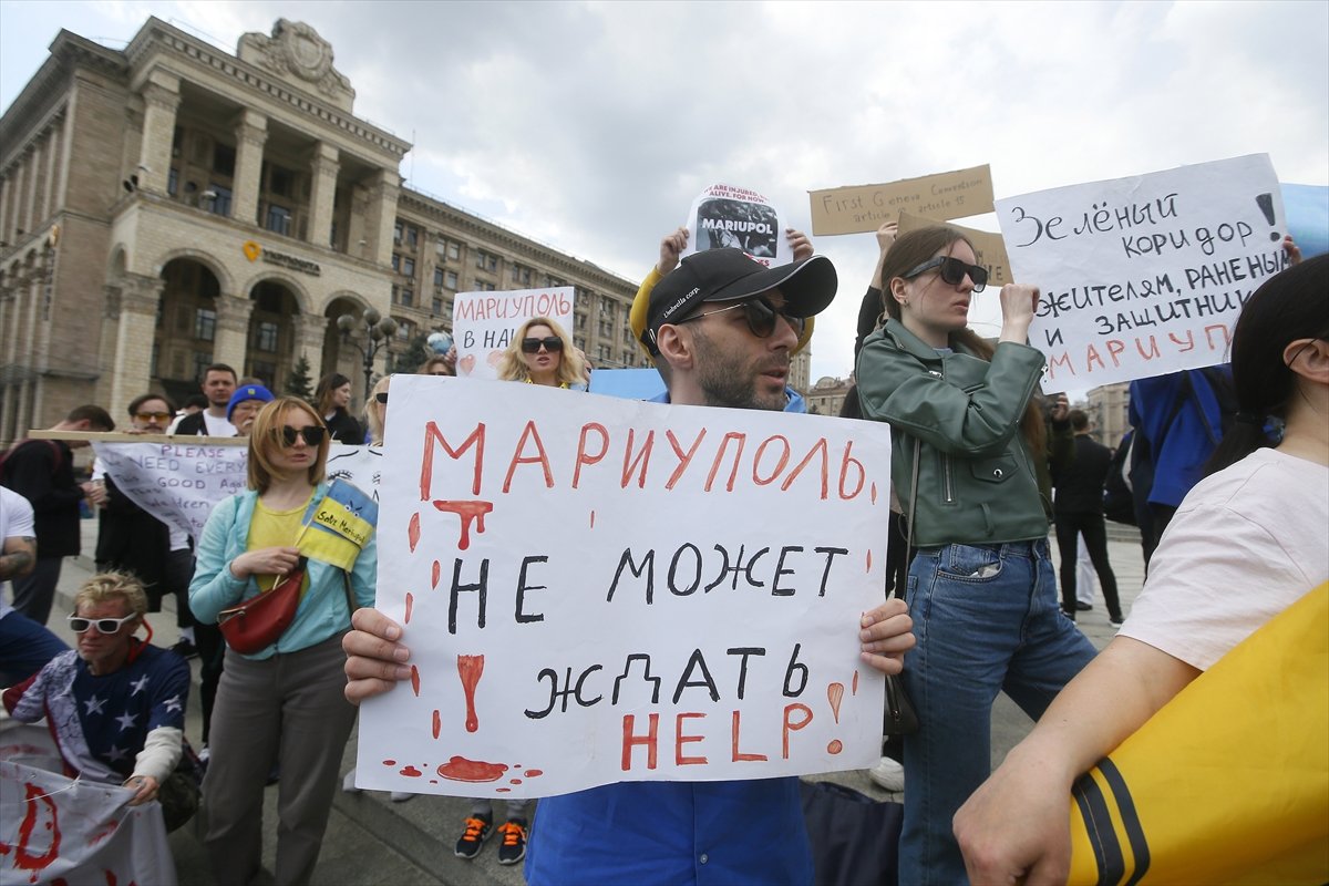 Ukraynalılar, Mariupol de mahsur kalan yakınları için protesto düzenledi #3