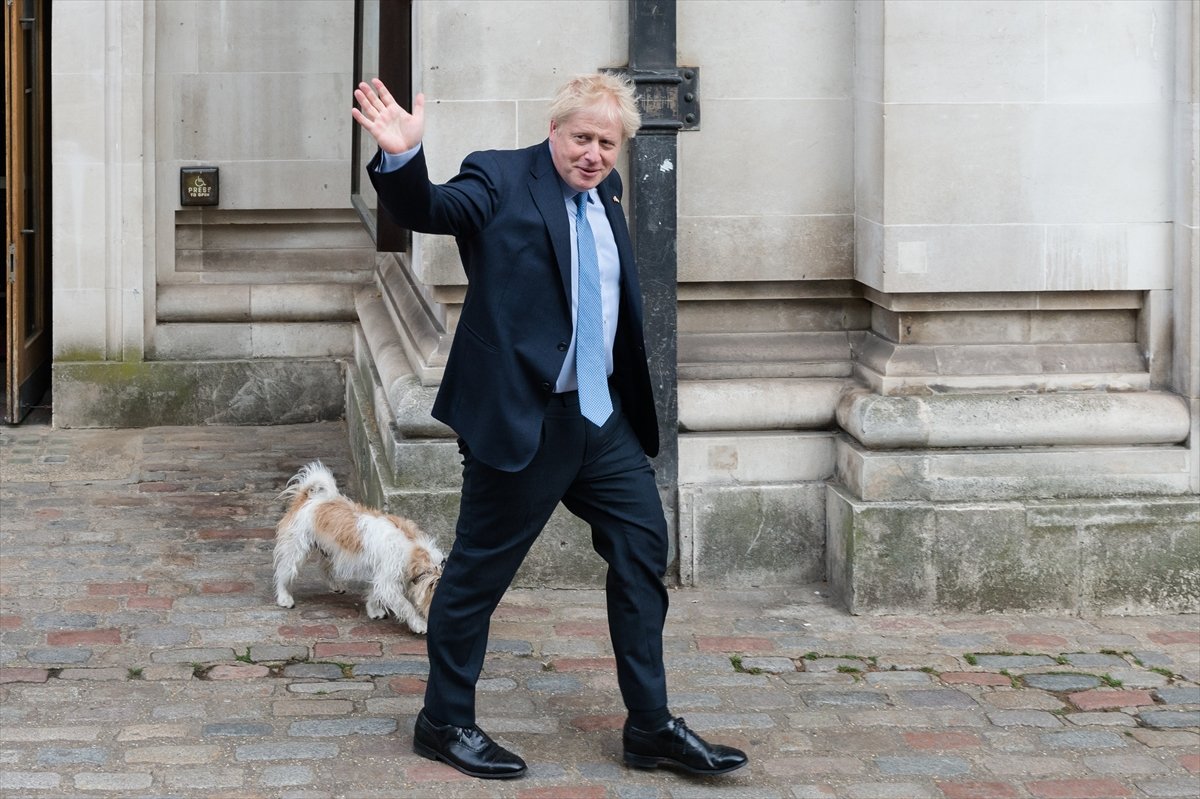 Boris Johnson, oy kullanmaya köpeğiyle gitti