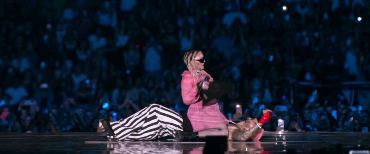 Madonna, Maluma’nın kucağına oturdu #5