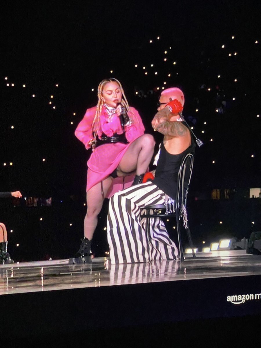 Madonna, Maluma’nın kucağına oturdu #1