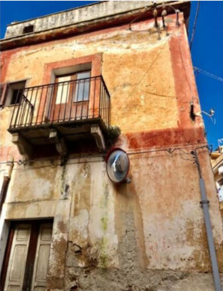 İtalya'da eski evler bir euroya satıldı