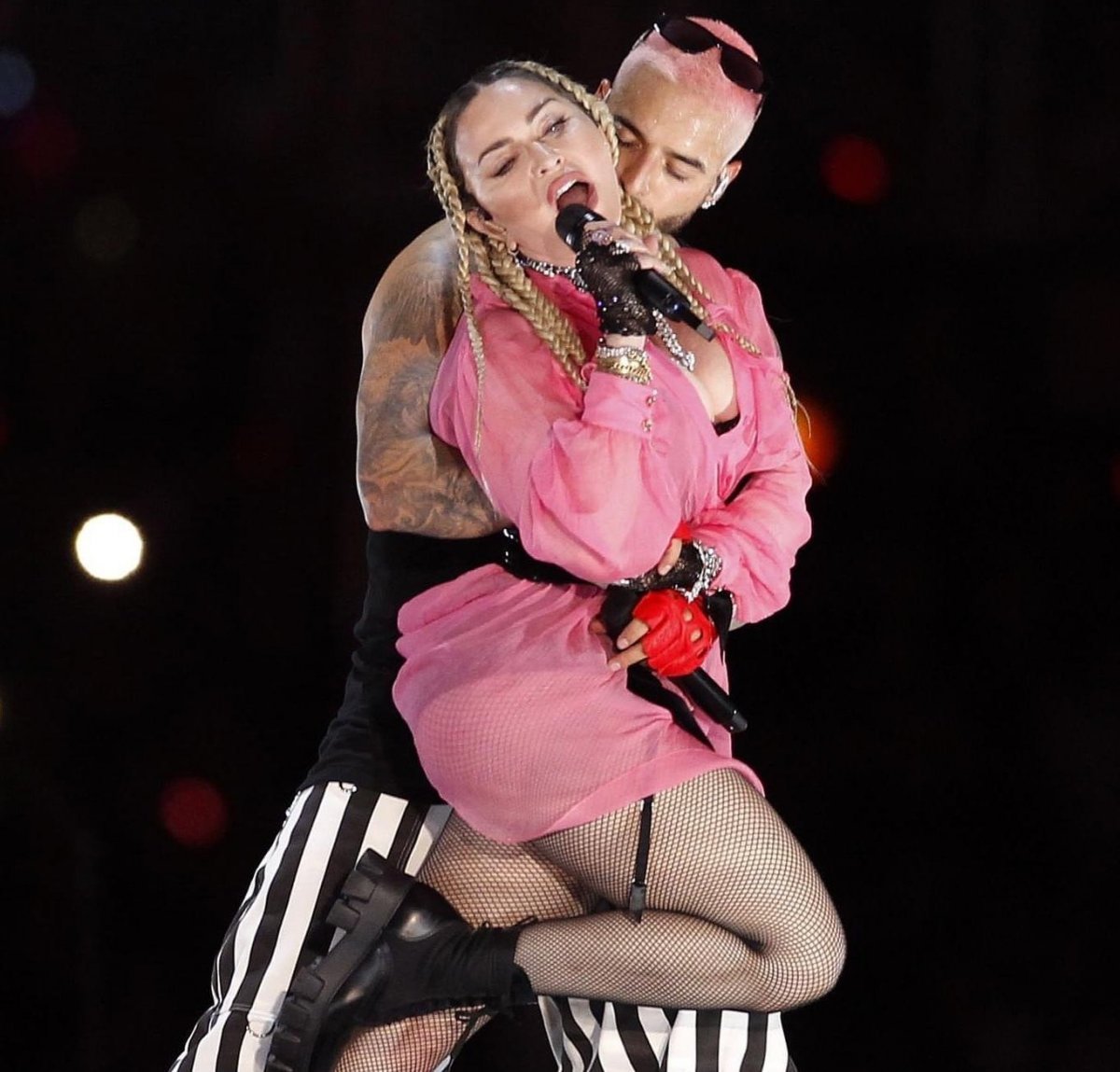 Madonna, Maluma’nın kucağına oturdu #6