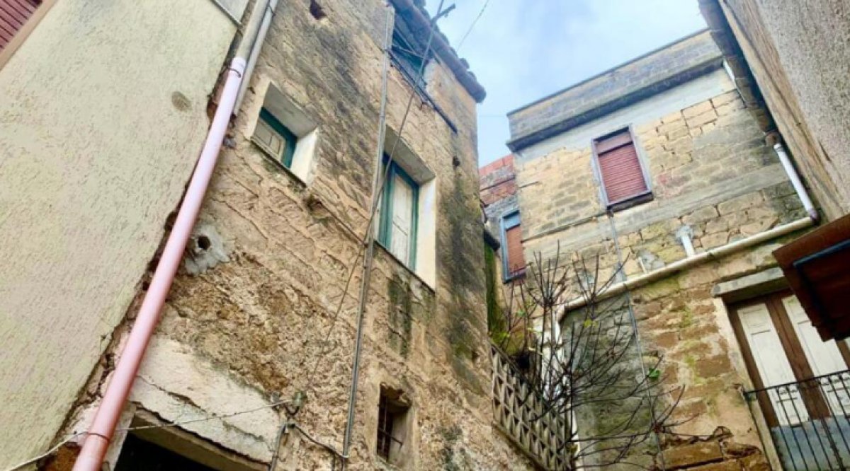 İtalya'da eski evler bir euroya satıldı