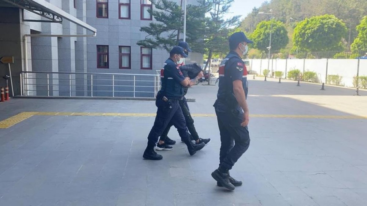 Antalya da yabancı uyruklu kadınlara zorla fuhuş yaptıran şahıs tutuklandı #1