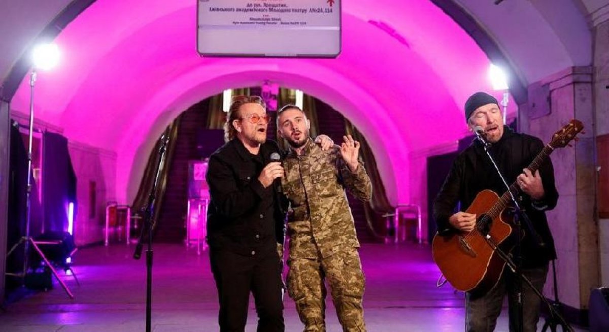 Kiev'de U2 müzik grubu moral konseri verdi