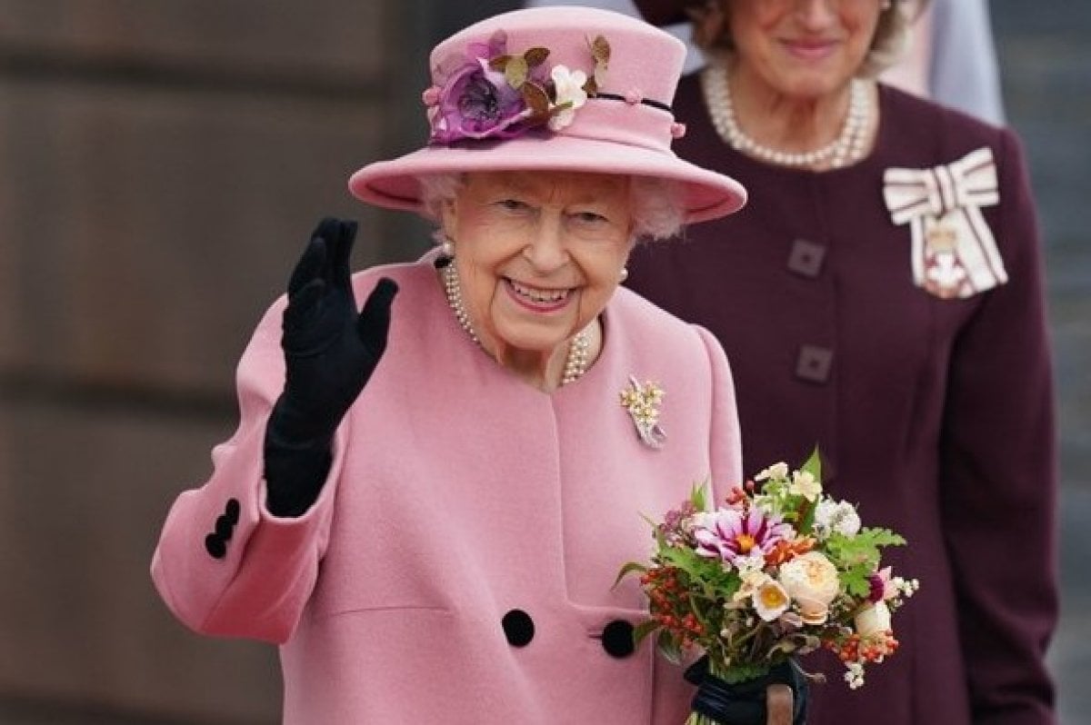 Kraliçe II. Elizabeth İngiltere Parlamentosu nun açılış törenine katılmayacak #1