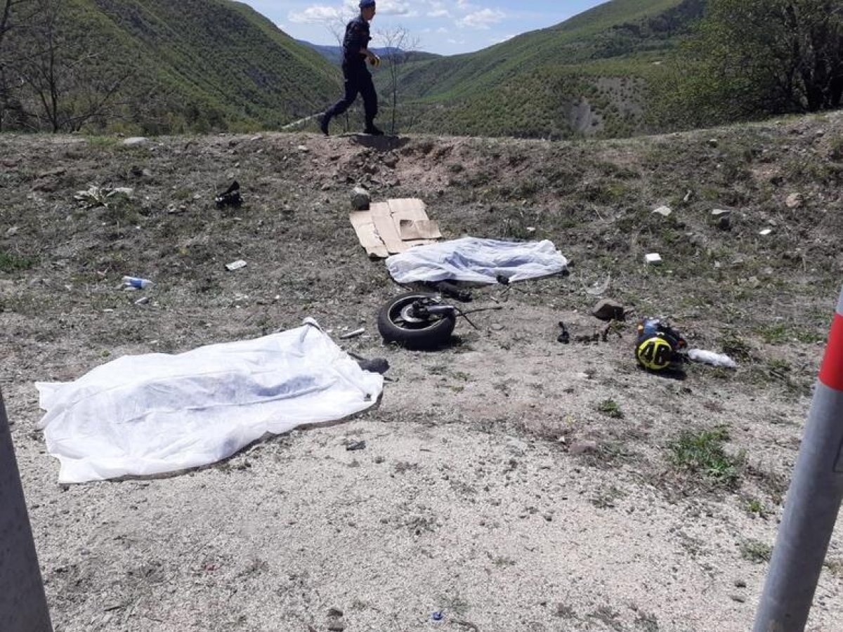 Ankara da bariyerlere 1 metre kala kaza yapan motosikletli çift kurtarılamadı #4