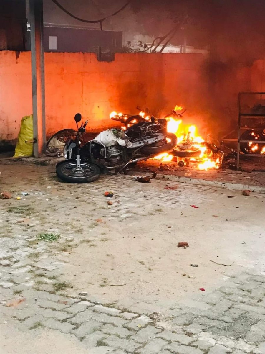 Sri Lanka yangın yeri: Başbakan ve siyasilerin evleri yakıldı