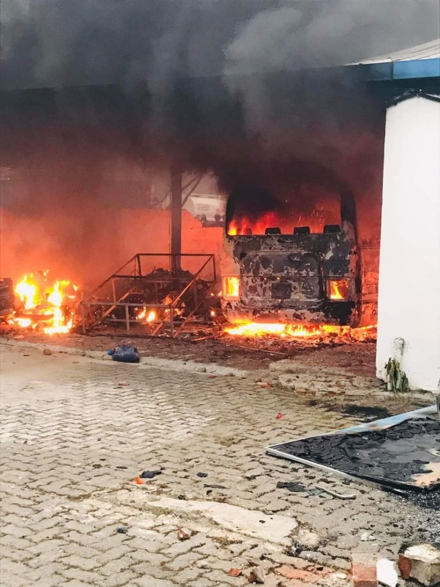 Sri Lanka fire site: Prime Minister and politicians' homes burned #3